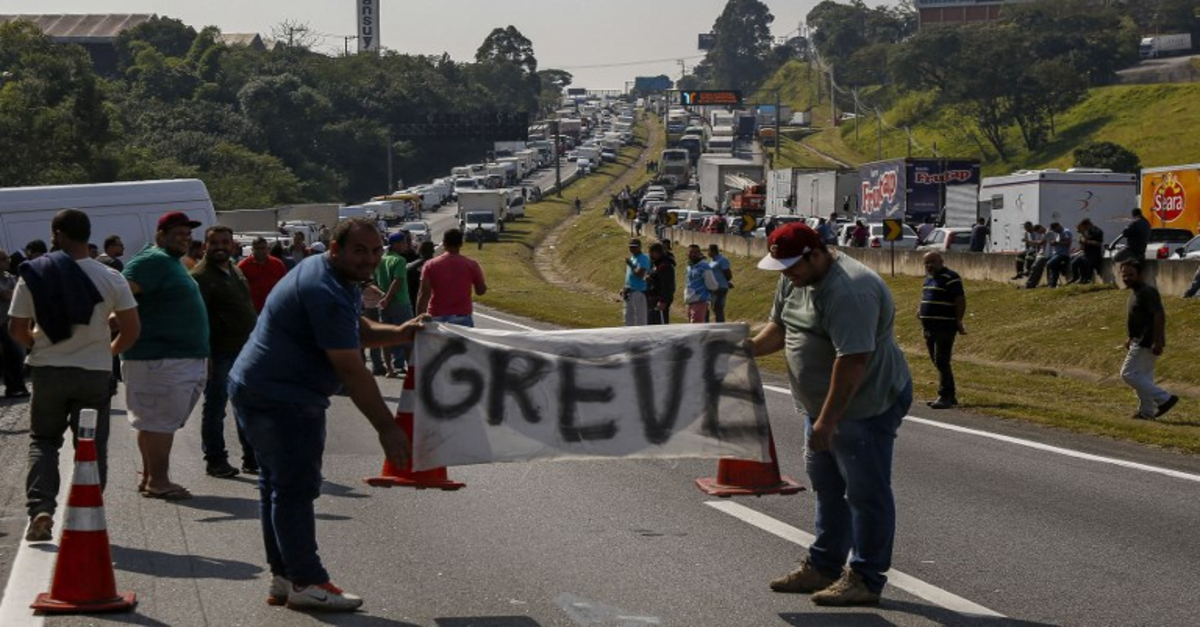 Manifestações de caminhoneiros na Régis Bittencourt e Presidente Dutra pode gerar multa de até R$ 100 mil